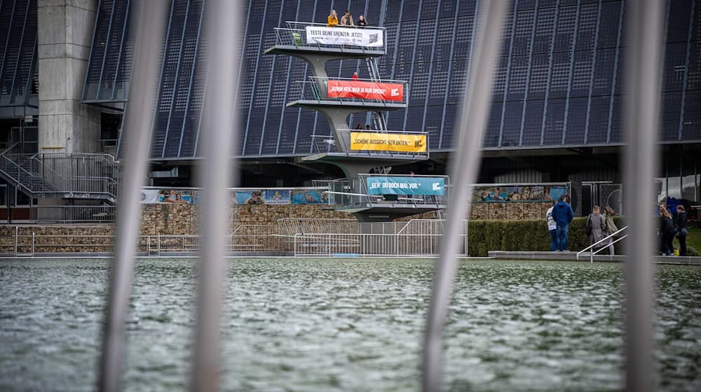An Bremer Sportstätten wie dem Stadionbad hängen Plakate einer Kampagne gegen sexualisierte Gewalt. / Foto: Sina Schuldt/dpa