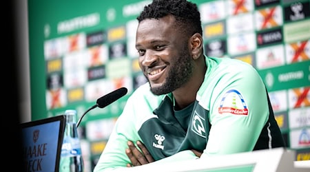 Werder-Zugang Victor Boniface bei seiner Vorstellung. / Foto: Sina Schuldt/dpa