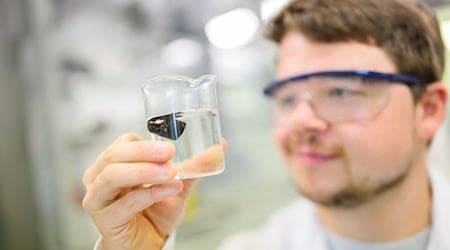 «Im Idealfall bleiben nur Kohlendioxid und Wasser übrig»: Chemiker Dennis Kollofrath hat ein Hydrogel entwickelt, das Mikroplastik aus Gewässern aufnehmen und zersetzen kann. / Foto: Julian Stratenschulte/dpa