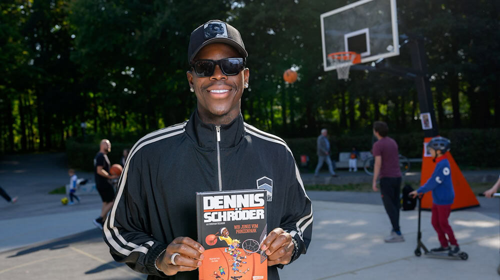 Dennis Schröder spricht im Braunschweiger Prinzenpark über sein Kinderbuch.  / Foto: Julian Stratenschulte/dpa