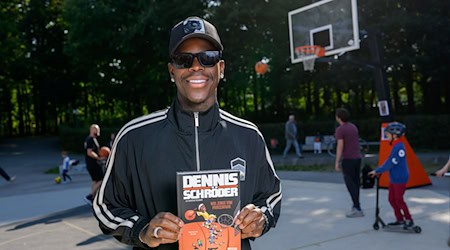 Dennis Schröder spricht im Braunschweiger Prinzenpark über sein Kinderbuch.  / Foto: Julian Stratenschulte/dpa