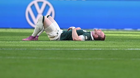Wolfsburger Enttäuschung: Kapitän Maximilian Arnold liegt nach dem 3:3 gegen Köln auf dem Spielfeld. / Foto: dpa