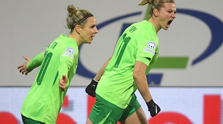 Treffen für Wolfsburg in der Bundesliga: Svenja Huth (li.) und Alexandra Popp / Foto: Swen Pförtner/dpa