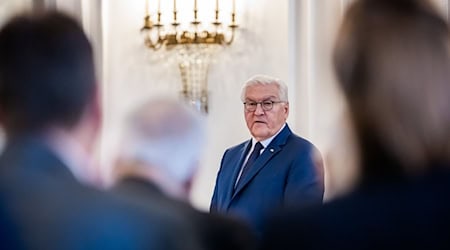 Seine Amtszeit endet im März 2027. Doch die Debatte über Steinmeiers Nachfolge hat bereits begonnen.  / Foto: Christoph Soeder/dpa