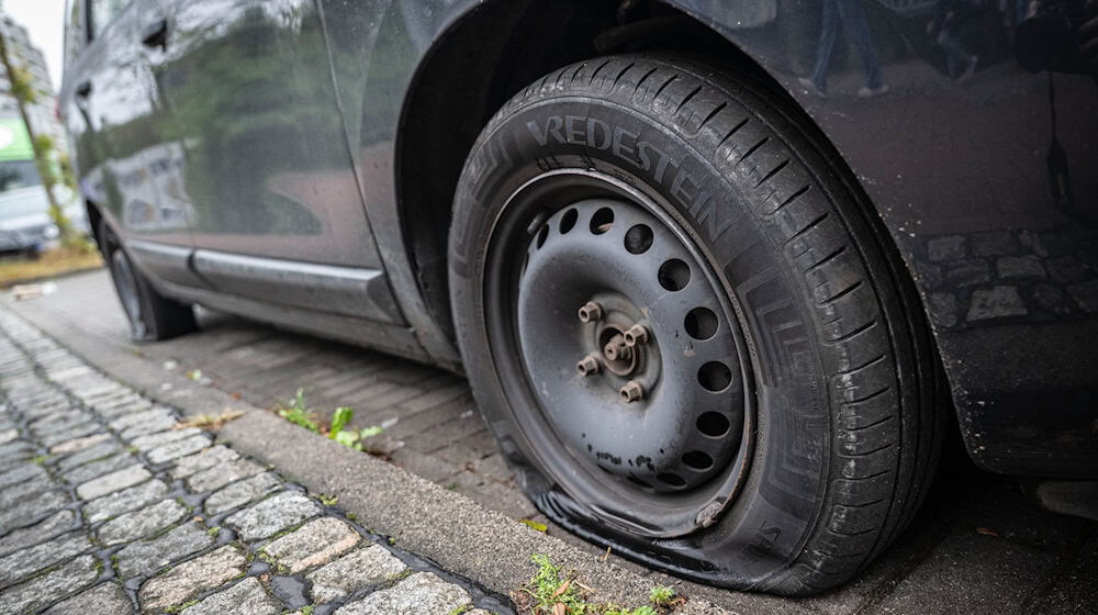 Wer hat die Reifen an zahlreichen Autos in Bremen zerstochen? Die Polizei verdächtigt einen 41-Jährigen. / Foto: Sina Schuldt/dpa