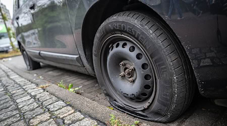 Wer hat die Reifen an zahlreichen Autos in Bremen zerstochen? Die Polizei verdächtigt einen 41-Jährigen. / Foto: Sina Schuldt/dpa