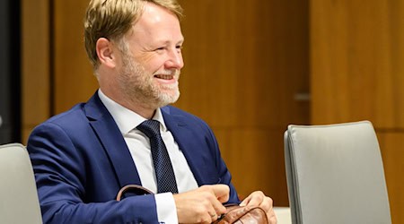 Während Finanzminister Heere von einem historischen Investitionspaket spricht, wirft ihm die Opposition eine inhaltsleere Schuldenaufnahme vor. / Foto: Julian Stratenschulte/dpa