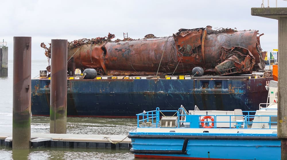 Experten haben ein deutsches U-Boot aus der Nordsee geborgen.  / Foto: Bodo Marks/dpa
