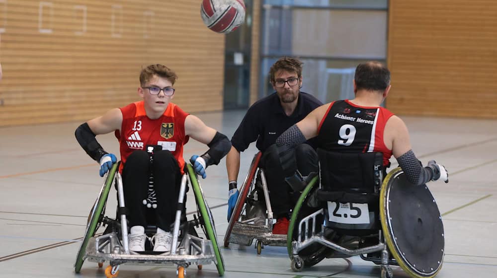 Der 15-jährige Jonte Küntzel (l) trainiert beim TSV Achim Rollstuhl-Rugby.  / Foto: Christian Butt/dpa Der 15-jährige Jonte Küntzel (l) trainiert beim TSV Achim Rollstuhl-Rugby.  / Foto: Christian Butt/dpa