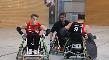 Der 15-jährige Jonte Küntzel (l) trainiert beim TSV Achim Rollstuhl-Rugby.  / Foto: Christian Butt/dpa Der 15-jährige Jonte Küntzel (l) trainiert beim TSV Achim Rollstuhl-Rugby.  / Foto: Christian Butt/dpa
