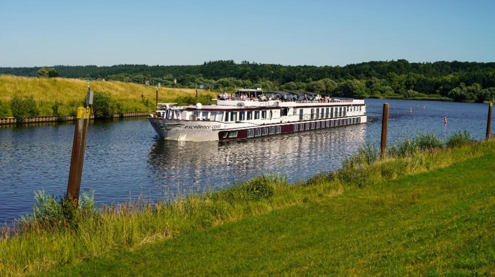 Die Excellence Coral auf dem Elbe-Seitenkanal bei Artlenburg – ein ruhiger Moment norddeutscher Verbundenheit von Technik, Natur und Fortschritt. / Foto: Wolfgang Weiser auf pexels.com