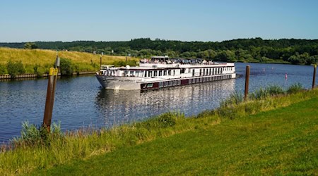 Die Excellence Coral auf dem Elbe-Seitenkanal bei Artlenburg – ein ruhiger Moment norddeutscher Verbundenheit von Technik, Natur und Fortschritt. / Foto: Wolfgang Weiser auf pexels.com