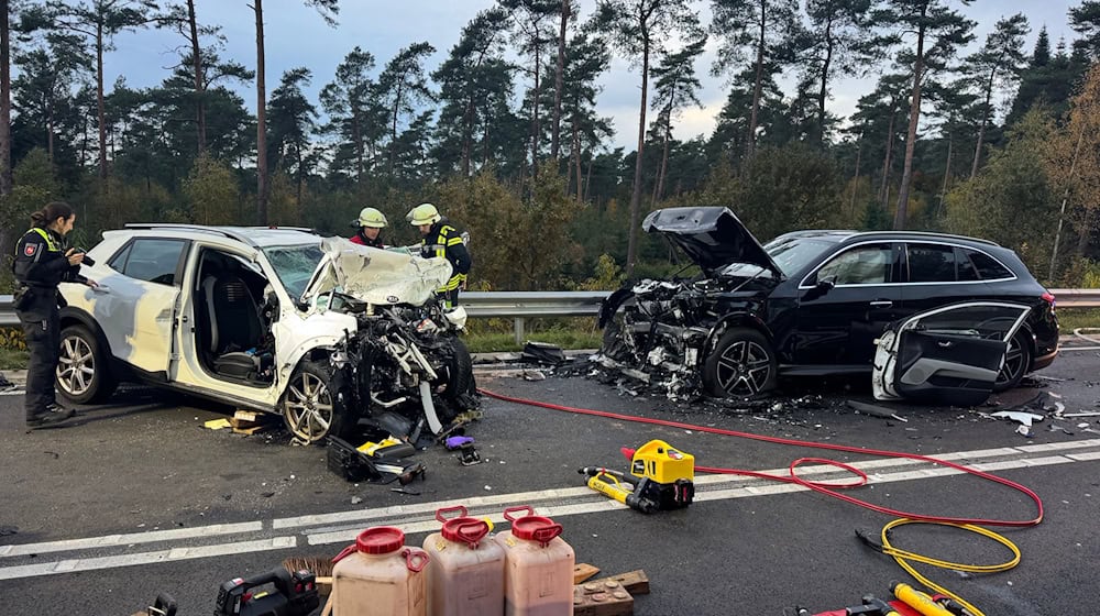 Der 63-jährige Autofahrer starb am Unfallort, die Familie aus dem anderen Wagen wurde ins Krankenhaus gebracht. / Foto: Matthias Brüning/dpa Der 63-jährige Autofahrer starb am Unfallort, die Familie aus dem anderen Wagen wurde ins Krankenhaus gebracht. / Foto: Matthias Brüning/dpa