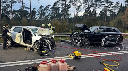 Der 63-jährige Autofahrer starb am Unfallort, die Familie aus dem anderen Wagen wurde ins Krankenhaus gebracht. / Foto: Matthias Brüning/dpa Der 63-jährige Autofahrer starb am Unfallort, die Familie aus dem anderen Wagen wurde ins Krankenhaus gebracht. / Foto: Matthias Brüning/dpa