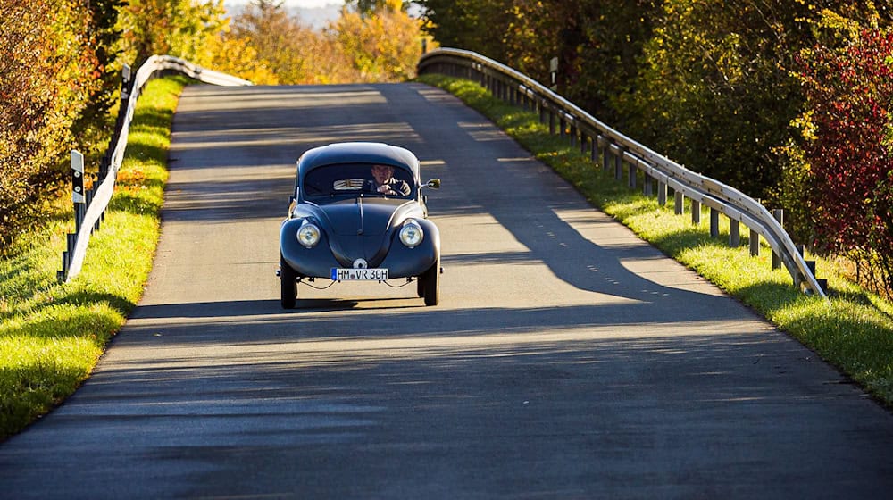 Das Auto erreicht theoretisch bis zu 100 Stundenkilometer. / Foto: Moritz Frankenberg/dpa