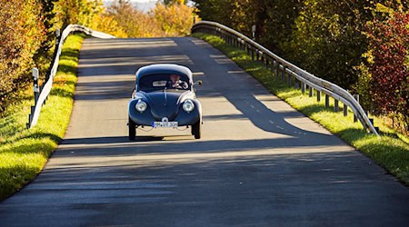 Das Auto erreicht theoretisch bis zu 100 Stundenkilometer. / Foto: Moritz Frankenberg/dpa