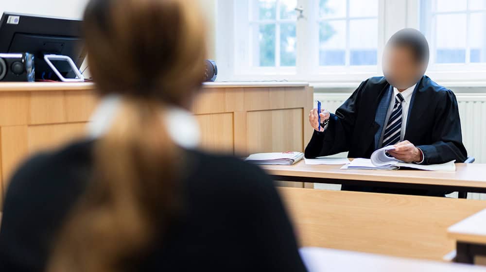 Ein Anwalt verklagt seine eigene Mandantin auf Bezahlung – die wirft ihm sexuelle Belästigung vor. / Foto: Michael Matthey/dpa