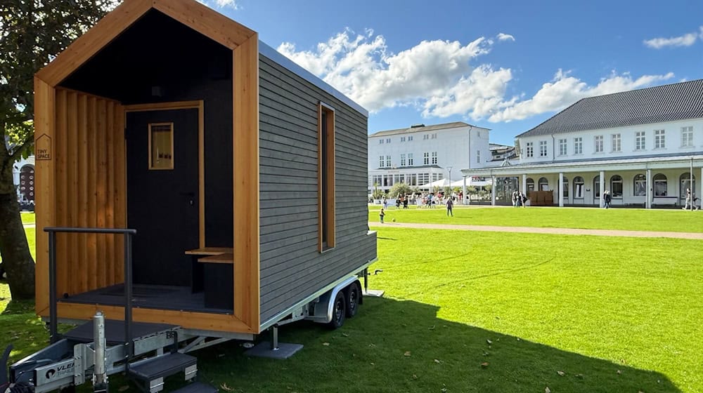 Die Tiny Houses bieten einen Blick auf den Kurpark von Norderney.  / Foto: Volker Bartels/dpa