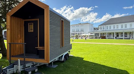 Die Tiny Houses bieten einen Blick auf den Kurpark von Norderney.  / Foto: Volker Bartels/dpa
