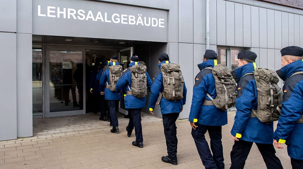 Am Marinestützpunkt in Wilhelmshaven werden seit kurzem wieder Rekrutinnen und Rekruten ausgebildet.  / Foto: Hauke-Christian Dittrich/dpa Am Marinestützpunkt in Wilhelmshaven werden seit kurzem wieder Rekrutinnen und Rekruten ausgebildet.  / Foto: Hauke-Christian Dittrich/dpa