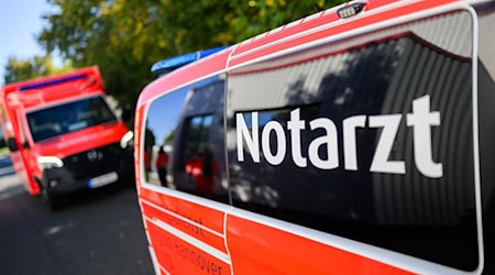 Ein junger Mann wurde am Sonntag mit lebensgefährlichen Verletzungen in ein Krankenhaus gebracht. (Symbolbild) / Foto: Julian Stratenschulte/dpa