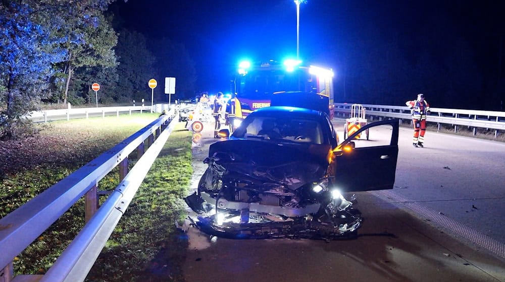Rettungskräfte sind an der Unfallstelle im Einsatz.  / Foto: Jörn Hüneke/dpa