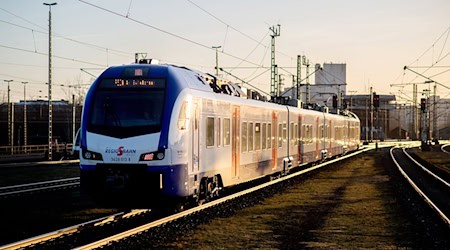 Zwischen Dörverden und Eystrup fallen die Züge bis voraussichtlich 8 Uhr aus, Ersatzverkehr wird eingerichtet. (Symbolbild) / Foto: Hauke-Christian Dittrich/dpa