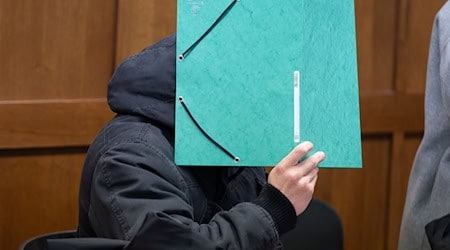 Der Angeklagte erhält nach seiner rassistischen Tat in einer NS-Gedenkstätte eine Bewährungsstrafe. / Foto: Tim Schaarschmidt / Hannoversche/dpa