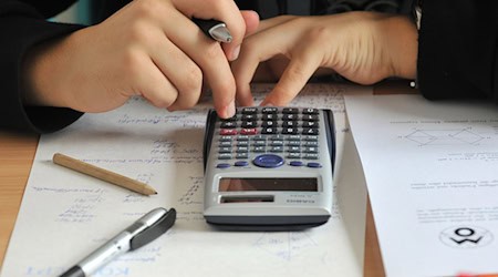 Viele Neuntklässler in Bremen und Niedersachsen tun sich mit Mathe und Naturwissenschaften schwer. (Symbolbild) / Foto: Hendrik Schmidt/dpa