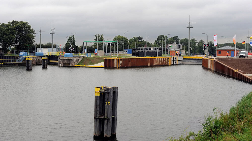 Vor der Schleuse droht ein Binnenschiff zu sinken. (Archivbild) / Foto: picture alliance / dpa