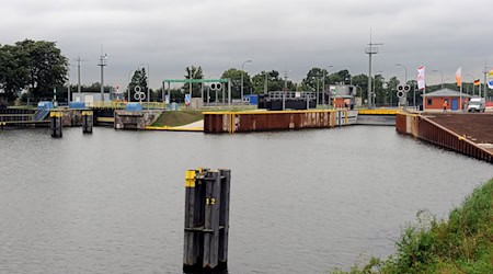Vor der Schleuse droht ein Binnenschiff zu sinken. (Archivbild) / Foto: picture alliance / dpa