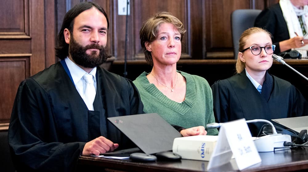 Christina Block bestreitet den Vorwurf der Anklage, sie habe die Entführung ihrer Kinder aus der Obhut ihres Ex-Manns in Auftrag gegeben. (Archivbild) / Foto: Daniel Bockwoldt/dpa Pool/dpa