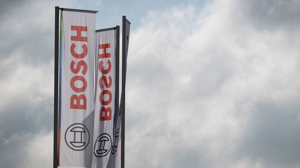 Der Autozulieferer Bosch muss sparen - und baut deshalb auch Stellen ab. (Archivbild) / Foto: Marijan Murat/dpa