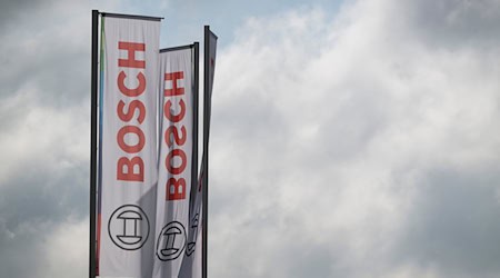 Der Autozulieferer Bosch muss sparen - und baut deshalb auch Stellen ab. (Archivbild) / Foto: Marijan Murat/dpa