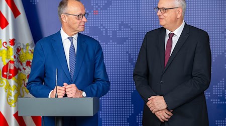 Bremens Bürgermeister Andreas Bovenschulte (r) warnt davor, die Probleme in den Städten allein auf die Migration zu reduzieren. (Archivbild) / Foto: Sina Schuldt/dpa