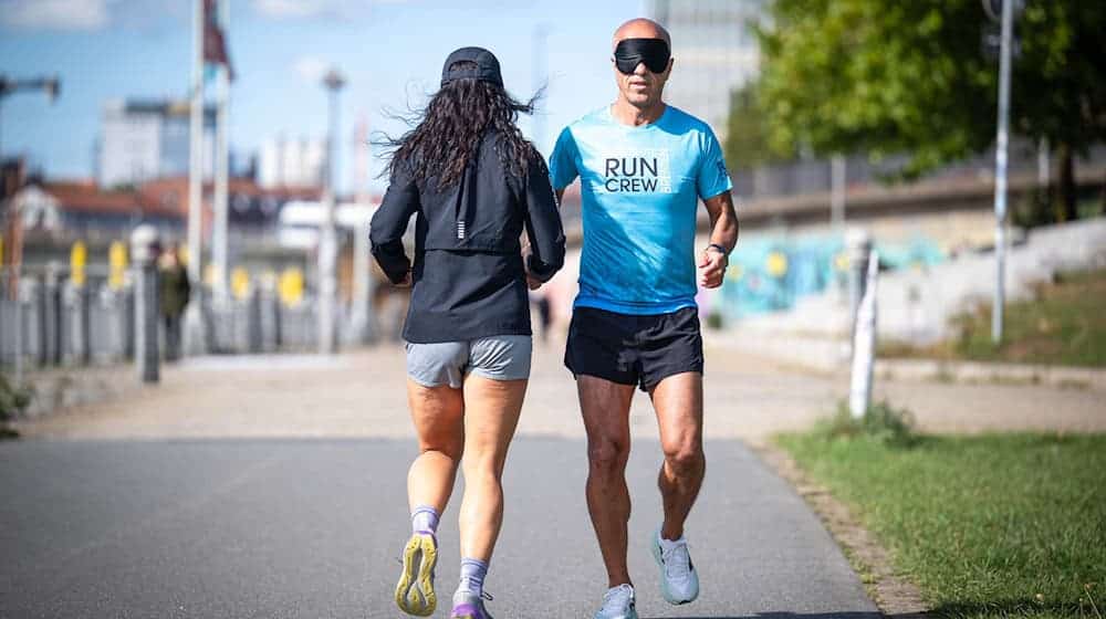 Bremer läuft Halbmarathon rückwärts mit verbundenen Augen