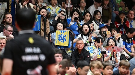 Tischtennis-Star Fan Zhendong vom 1. FC Saarbrücken und seine chinesischen Fans. / Foto: Carmen Jaspersen/dpa