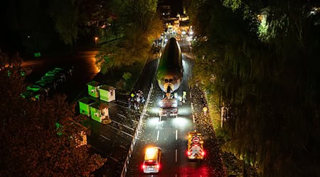Innerhalb von drei Nächten wurde der Flieger zum Safaripark in der Südheide gebracht. / Foto: Philipp Schulze/dpa Innerhalb von drei Nächten wurde der Flieger zum Safaripark in der Südheide gebracht. / Foto: Philipp Schulze/dpa