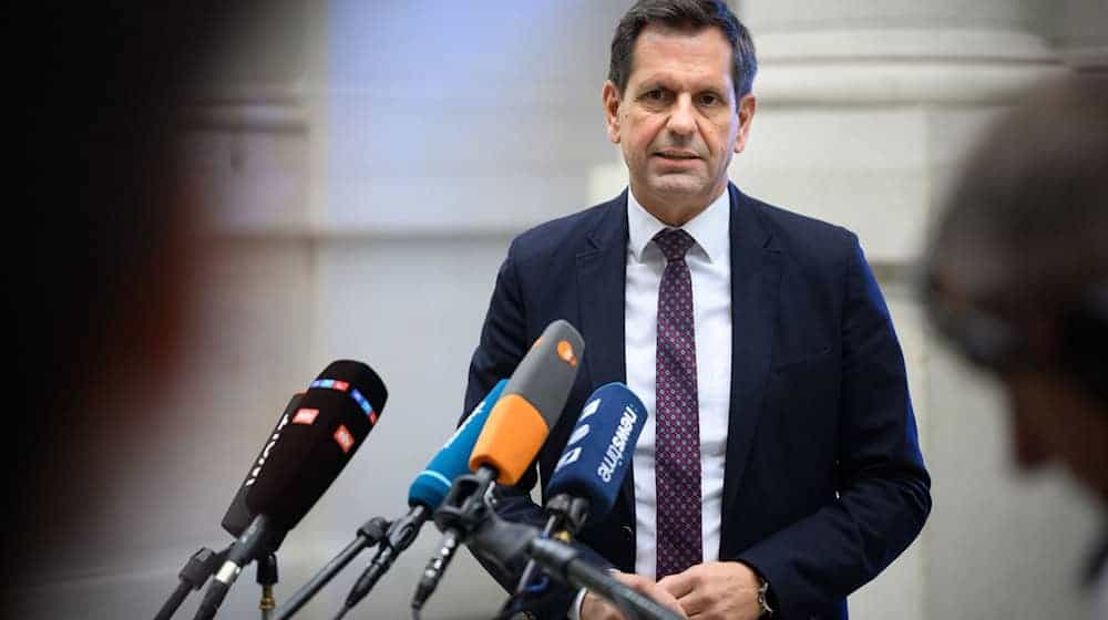 Ministerpräsident Olaf Lies (SPD) sorgt sich um die Autobranche im VW-Land Niedersachsen. (Archivbild) / Foto: Bernd von Jutrczenka/dpa
