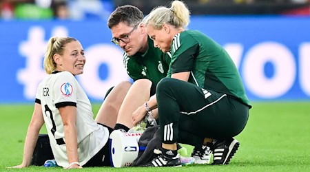 Noch nicht komplett fit: Wolfsburgs Sarai Linder, die im EM-Viertelfinale gegen Frankreich verletzt ausgewechselt worden war. / Foto: Sebastian Christoph Gollnow/dpa