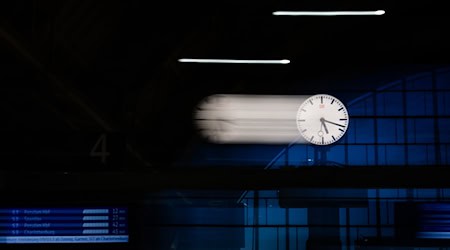 Am Sonntag werden die Uhren auf Winterzeit zurückgestellt. (Symbolbild)  / Foto: Christoph Soeder/dpa
