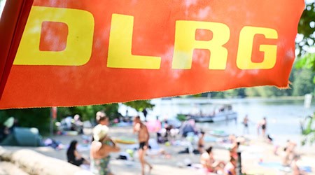 Zwischen Idealismus und NS-Ideologie: Die DLRG lässt ihre eigene Vergangenheit aufarbeiten. (Archivbild) / Foto: Sebastian Gollnow/dpa Zwischen Idealismus und NS-Ideologie: Die DLRG lässt ihre eigene Vergangenheit aufarbeiten. (Archivbild) / Foto: Sebastian Gollnow/dpa