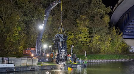 In diesem aus dem Mittellandkanal geborgenen Autowrack fanden Ermittler Einbruchswerkszeug. (Archivbild)  / Foto: Stefan Sobotta/dpa In diesem aus dem Mittellandkanal geborgenen Autowrack fanden Ermittler Einbruchswerkszeug. (Archivbild)  / Foto: Stefan Sobotta/dpa