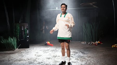 Mesut Özil als Bühnenfigur: Die Geschichte des Fußball-Weltmeisters wird in Bremen als Theaterstück aufgeführt. / Foto: Sina Schuldt/dpa