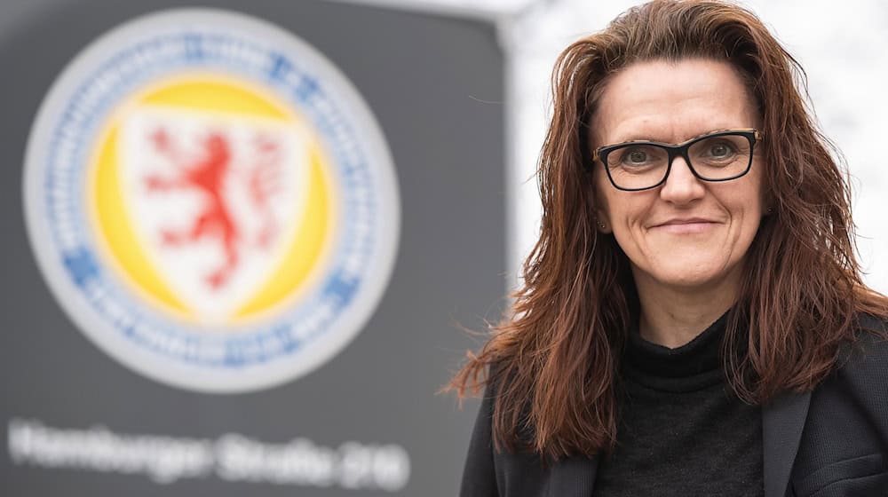 Nicole Kumpis und Eintracht Braunschweig trauern im Stadionsprecher Frank Kornath. / Foto: Swen Pförtner/dpa
