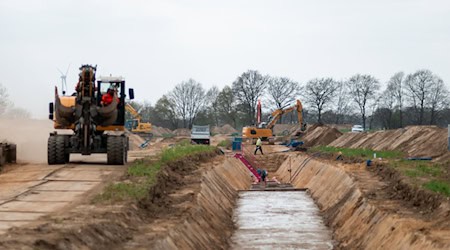 Landwirtschaftsverbände aus Niedersachsen, NRW und Hessen haben mit dem Übertragungsnetzbetreiber Amprion eine Rahmenregelung für die Umsetzung von Erdkabelprojekten vereinbart. (Archivbild) / Foto: Fabian Strauch/dpa