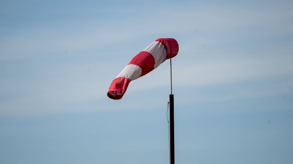 An der Nordseeküste sorgen orkanartige Böen für leichte Überschwemmungen am Wochenende. (Symbolbild) / Foto: Pia Bayer/dpa