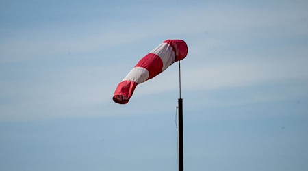 An der Nordseeküste sorgen orkanartige Böen für leichte Überschwemmungen am Wochenende. (Symbolbild) / Foto: Pia Bayer/dpa