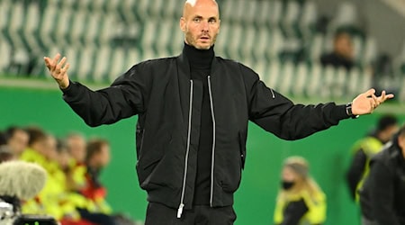 Wolfsburgs Trainer Paul Simonis steht vor dem Hoffenheim-Spiel in der Kritik. / Foto: Swen Pförtner/dpa Wolfsburgs Trainer Paul Simonis steht vor dem Hoffenheim-Spiel in der Kritik. / Foto: Swen Pförtner/dpa