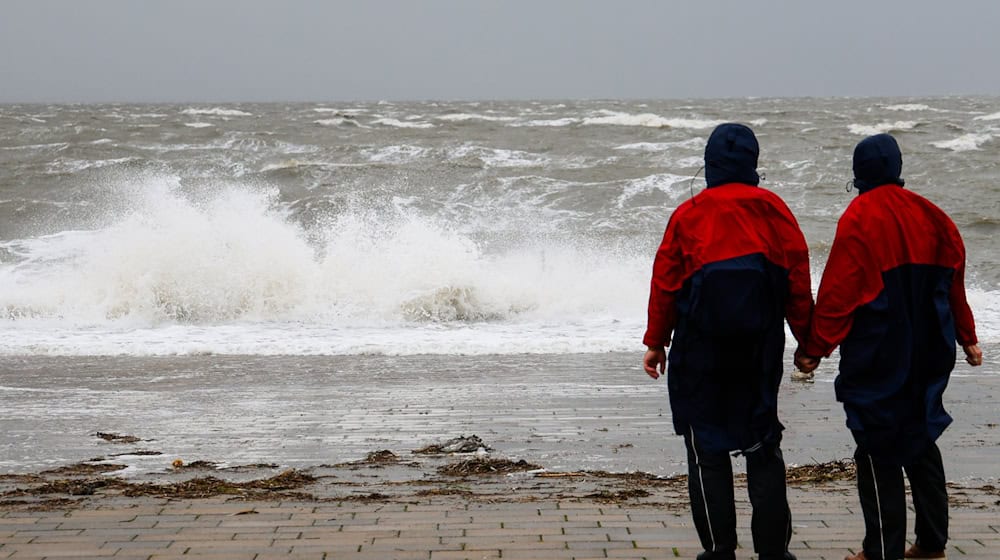 Herbststurm «Joshua» sorgt in Niedersachsen für Feuerwehreinsätze, der Sturm hat unter anderem Teile eines Kirchendachs auf Borkum angehoben. (Symbolbild) / Foto: Frank Molter/dpa Herbststurm «Joshua» sorgt in Niedersachsen für Feuerwehreinsätze, der Sturm hat unter anderem Teile eines Kirchendachs auf Borkum angehoben. (Symbolbild) / Foto: Frank Molter/dpa
